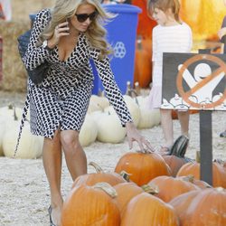 Paris Hilton seleccionando calabazas en el Mr. Bones Pumpkin Patch de Los Angeles
