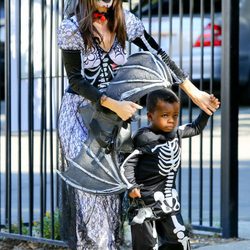 Sandra Bullock y su hijo en una fiesta de disfraces