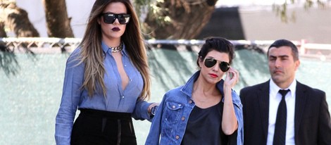 Khloe y Kourtney Kardashian acompañadas por su guardaespaldas de compras por California