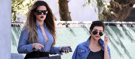 Khloe y Kourtney Kardashian, de compras en West Hollywood, California
