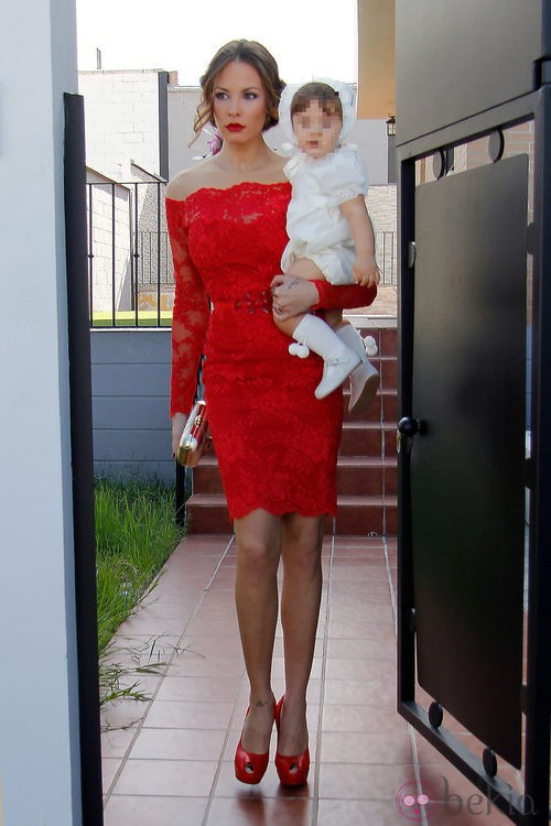 Jessica Bueno y su hijo Francisco acuden a la boda de la prima de la modelo