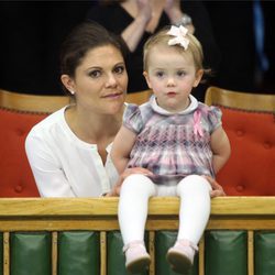 La Princesa Victoria de Suecia con su hija la Princesa Estela en la final del Abierto de Estocolmo