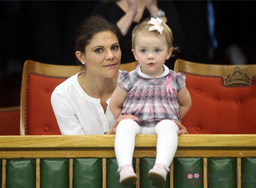 La Princesa Victoria de Suecia con su hija la Princesa Estela en la final del Abierto de Estocolmo