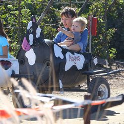 Jennifer Garner con su hijo Samuel Affleck en la plantación de calabazas de Simi Valley