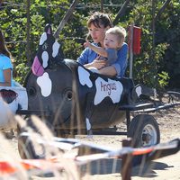 Jennifer Garner con su hijo Samuel Affleck en la plantación de calabazas de Simi Valley