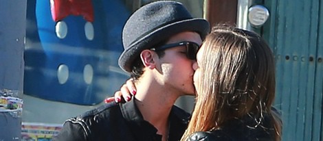 Joe Jonas y Blanda Eggenschwiler besándose