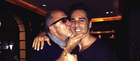 Emilio Estefan besando cariñosamente en la mejilla a David Bustamante