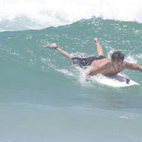 Liam Payne practicando surf en las playas de Australia