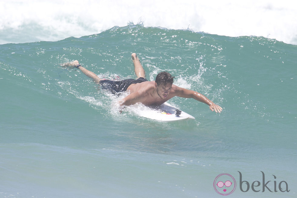 Liam Payne practicando surf en las playas de Australia
