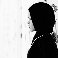 Rihanna con la cabeza cubierta en Abu Dhabi