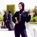 Rihanna posa delante de dos mujeres en Abu Dhabi
