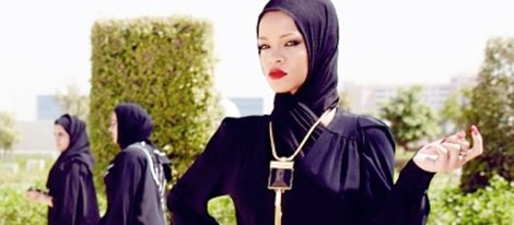 Rihanna posa delante de dos mujeres en Abu Dhabi