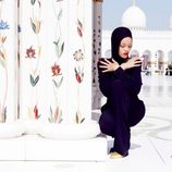 Rihanna junto a unas columnas en Abu Dhabi