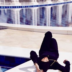 Rihanna tumbada en una mezquita de Abu Dhabi