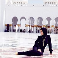 Rihanna recostada delante de una mezquita en Abu Dhabi