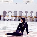 Rihanna recostada delante de una mezquita en Abu Dhabi