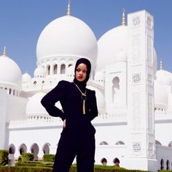 Rihanna posa delante de una mezquita en Abu Dhabi