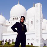 Rihanna posa delante de una mezquita en Abu Dhabi