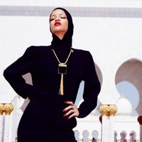 Rihanna sensual junto a una mezquita en Abu Dhabi