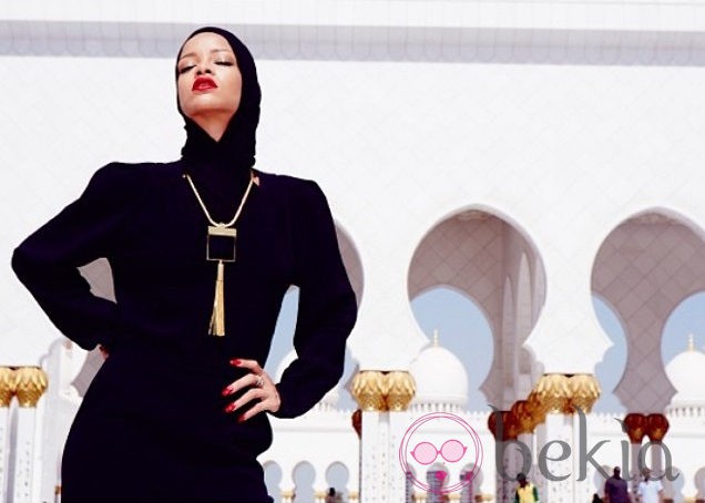 Rihanna sensual junto a una mezquita en Abu Dhabi
