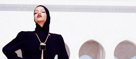Rihanna sensual junto a una mezquita en Abu Dhabi