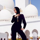 Rihanna posa con un traje negro en Abu Dhabi