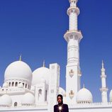 Rihanna de pie frente a una gran mezquita en Abu Dhabi