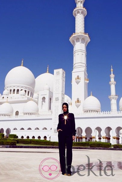 Rihanna de pie frente a una gran mezquita en Abu Dhabi