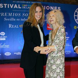 La Duquesa de Alba entrega a Genoveva Casanova el Premio Solidario del Festival de las Naciones 2013
