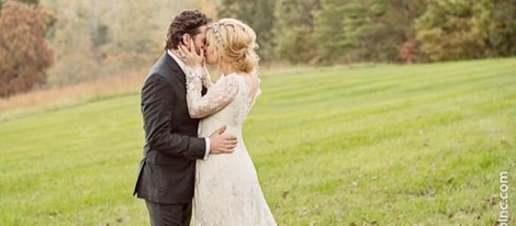 Kelly Clarkson y Brandon Blackstock se besan en su boda