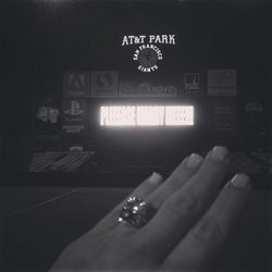 Mano de Kim Kardashian con su anillo de compromiso