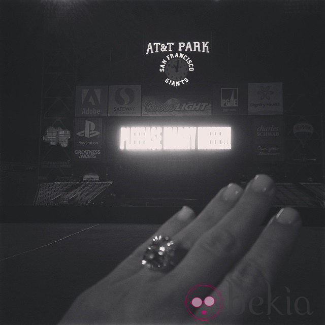 Mano de Kim Kardashian con su anillo de compromiso