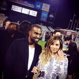 Kim Kardashian muestra su anillo junto a Kanye West