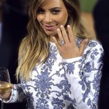 Kim Kardashian mostrando su anillo de compromiso