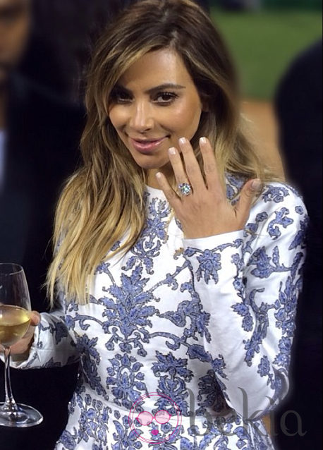 Kim Kardashian mostrando su anillo de compromiso