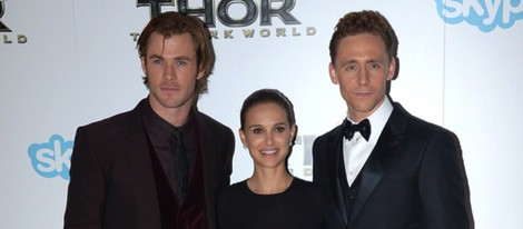 Chris Hemsworth, Natalie Portman y Tom Hiddleston en el estreno de 'Thor: El mundo oscuro' en Londres