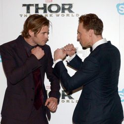 Chris Hemsworth y Tom Hiddleston en el estreno de 'Thor: El mundo oscuro' en Londres