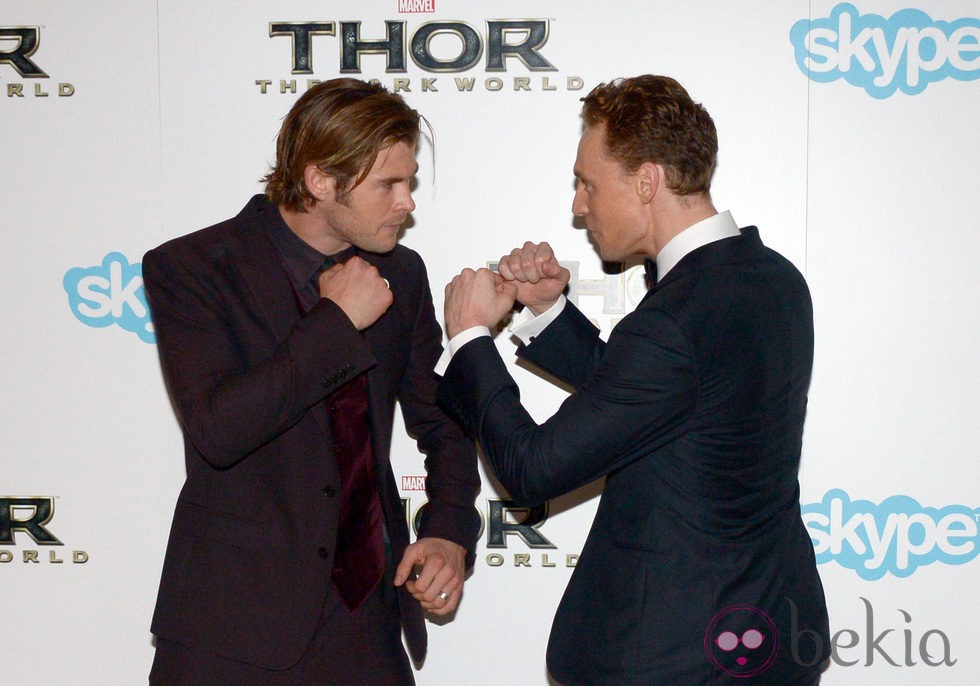 Chris Hemsworth y Tom Hiddleston en el estreno de 'Thor: El mundo oscuro' en Londres