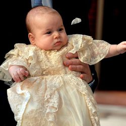 El Príncipe Jorge llega al Palacio de St. James para ser bautizado