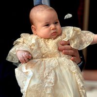 El Príncipe Jorge llega al Palacio de St. James para ser bautizado