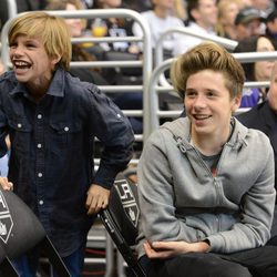 Romeo y Brooklyn Beckham en un partido de hockey sobre hielo