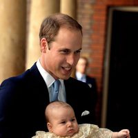 El Príncipe Guillermo con su hijo el Príncipe Jorge el día de su bautizo