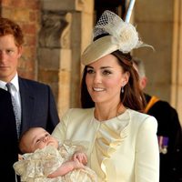 Kate Middleton con su hijo el Príncipe Jorge en brazos el día de su bautizo