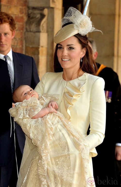 Kate Middleton con su hijo el Príncipe Jorge en brazos el día de su bautizo