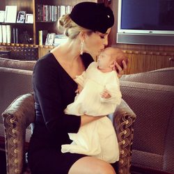 Ivanka Trump besando a su hijo Joseph Frederick en su bautizo