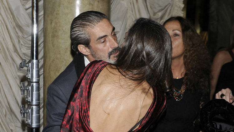 Miki Molina felicita a Ángela Molina tras recibir la Medalla de Oro de la Academia de Cine