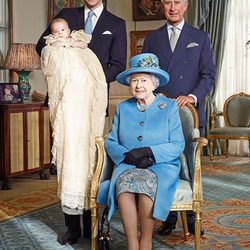 La Reina Isabel II con el Príncipe Carlos, el Príncipe Guillermo y el Príncipe Jorge el día de su bautizo