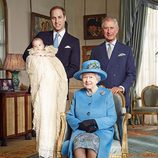 La Reina Isabel II con el Príncipe Carlos, el Príncipe Guillermo y el Príncipe Jorge el día de su bautizo