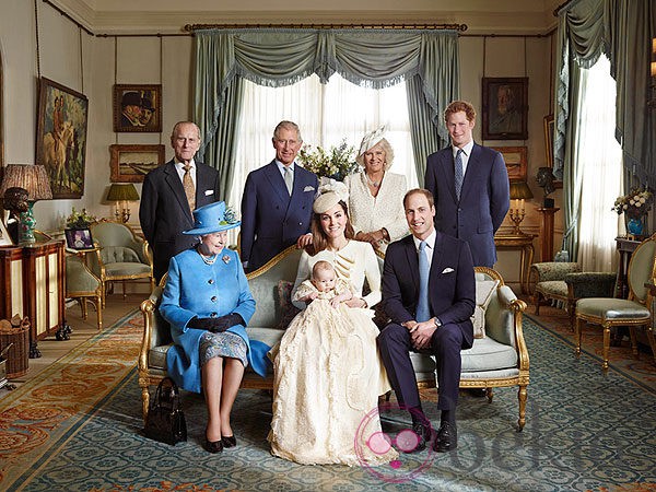 Fotografía oficial de la Familia Real británica con motivo del bautizo de Jorge de Cambridge