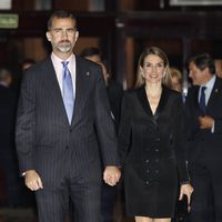 Los Príncipes Felipe y Letizia en el concierto previo a la entrega de los Premios Príncipe de Asturias 2013